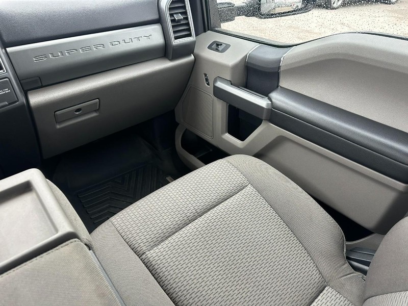 Ford Super Duty F-250 SRW Vehicle Full-screen Gallery Image 15