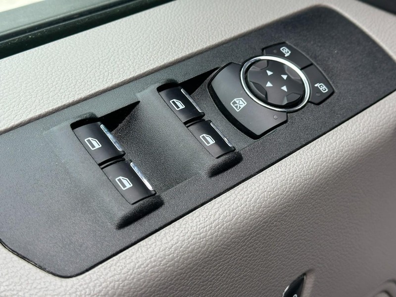 Ford Super Duty F-250 SRW Vehicle Full-screen Gallery Image 16