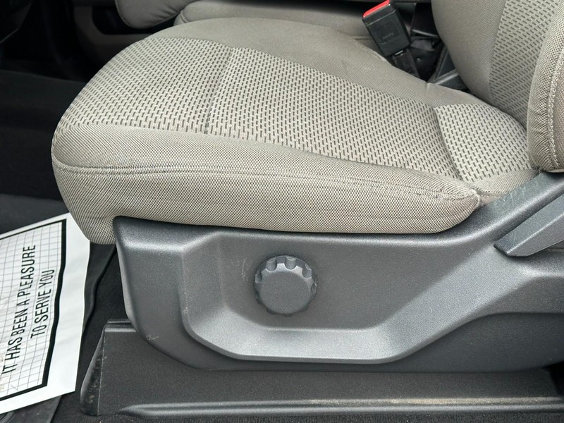 Ford Super Duty F-250 SRW Vehicle Full-screen Gallery Image 17