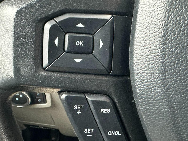 Ford Super Duty F-250 SRW Vehicle Full-screen Gallery Image 18