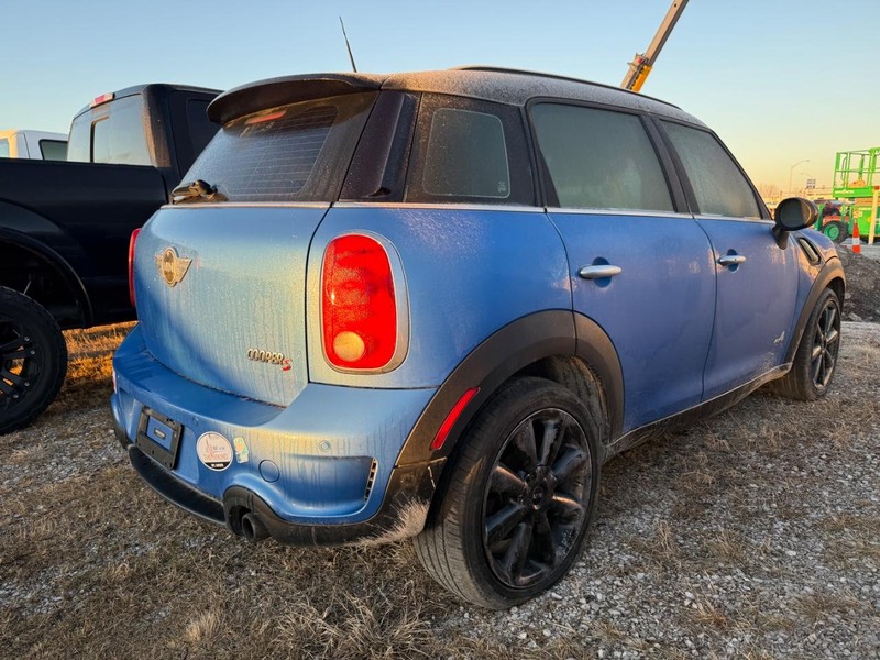 MINI Cooper Countryman Vehicle Full-screen Gallery Image 2