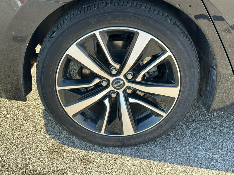 Nissan Maxima Vehicle Full-screen Gallery Image 7