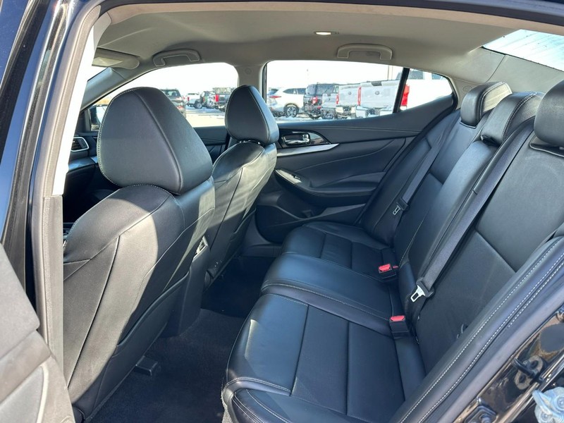 Nissan Maxima Vehicle Full-screen Gallery Image 10