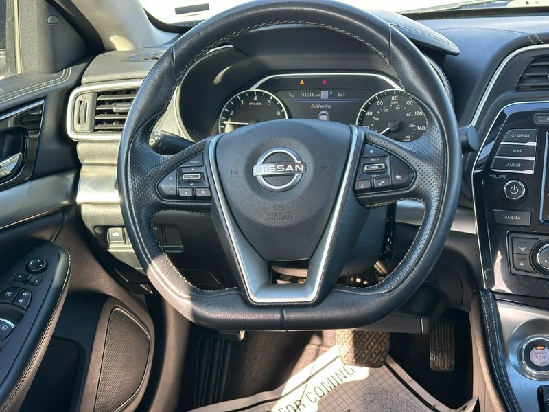 Nissan Maxima Vehicle Full-screen Gallery Image 12