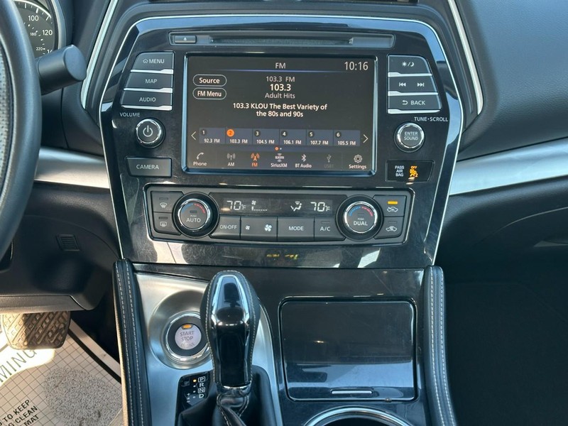 Nissan Maxima Vehicle Full-screen Gallery Image 13