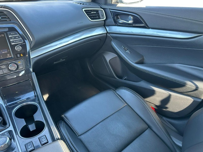 Nissan Maxima Vehicle Full-screen Gallery Image 15