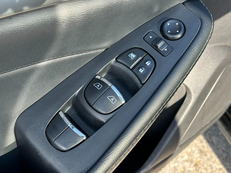 Nissan Maxima Vehicle Full-screen Gallery Image 16