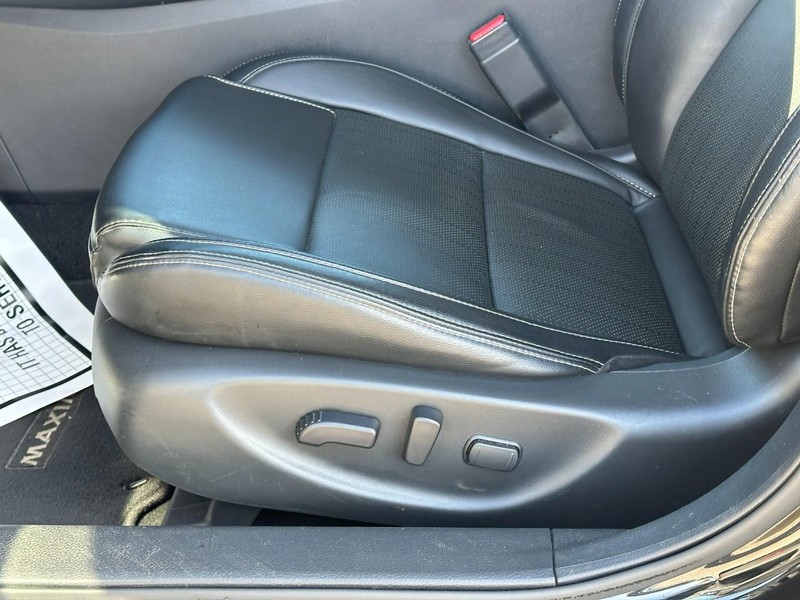 Nissan Maxima Vehicle Full-screen Gallery Image 17