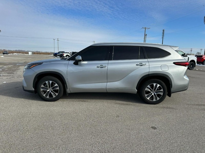 Toyota Highlander Vehicle Full-screen Gallery Image 2