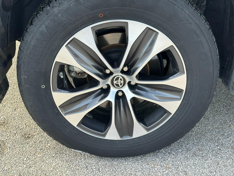 Toyota Highlander Vehicle Full-screen Gallery Image 6