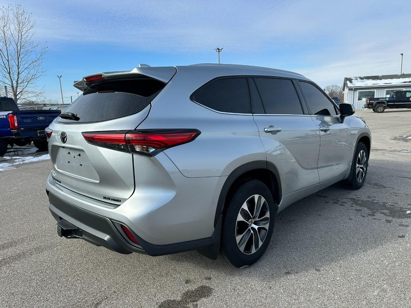 Toyota Highlander Vehicle Full-screen Gallery Image 7