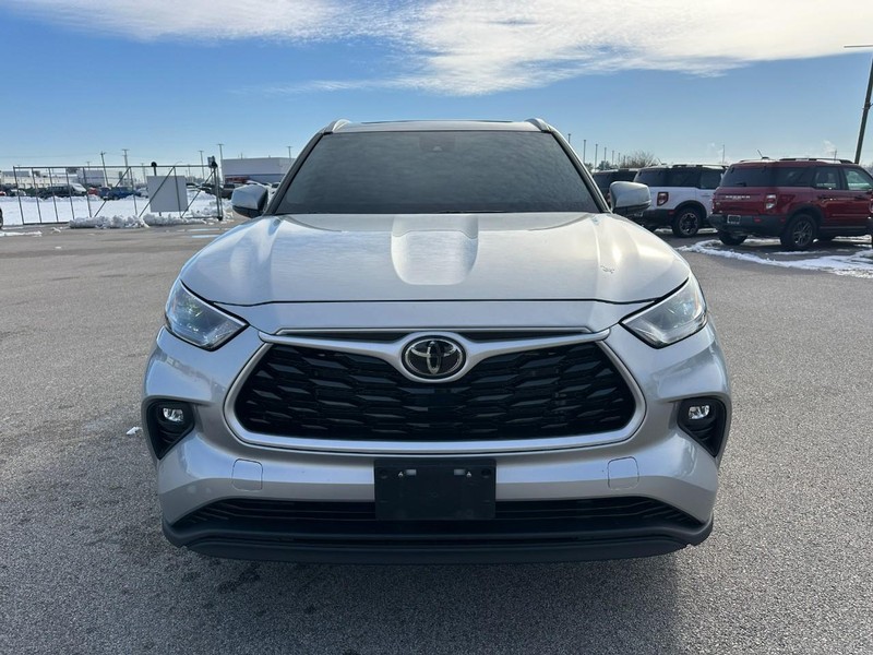 Toyota Highlander Vehicle Full-screen Gallery Image 9