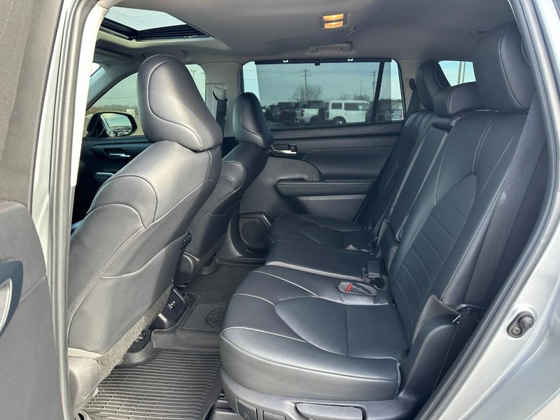 Toyota Highlander Vehicle Full-screen Gallery Image 10