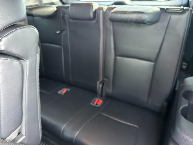 Toyota Highlander Vehicle Full-screen Gallery Image 11