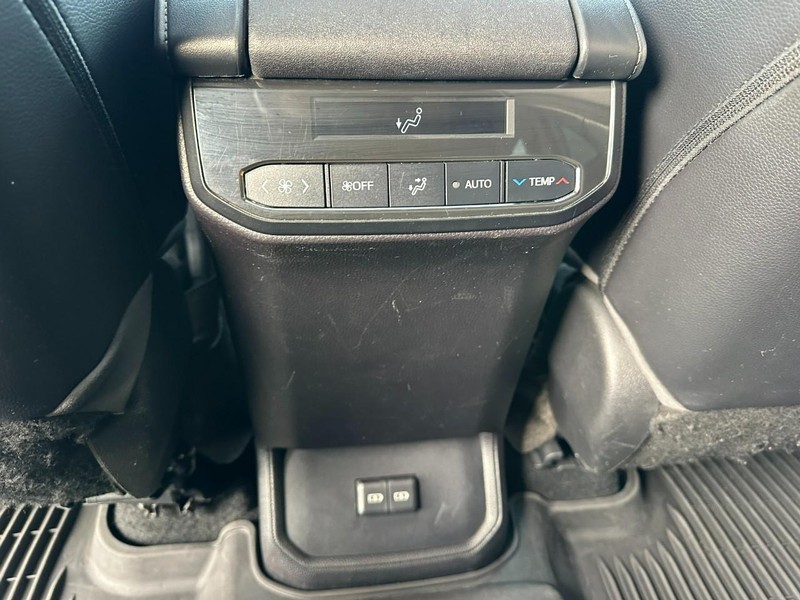Toyota Highlander Vehicle Full-screen Gallery Image 12