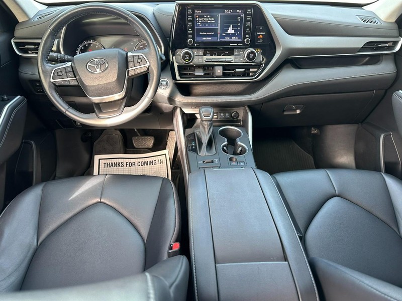 Toyota Highlander Vehicle Full-screen Gallery Image 14