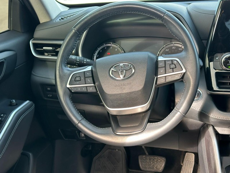 Toyota Highlander Vehicle Full-screen Gallery Image 15