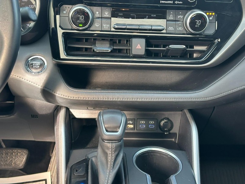 Toyota Highlander Vehicle Full-screen Gallery Image 17