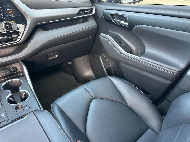 Toyota Highlander Vehicle Full-screen Gallery Image 19