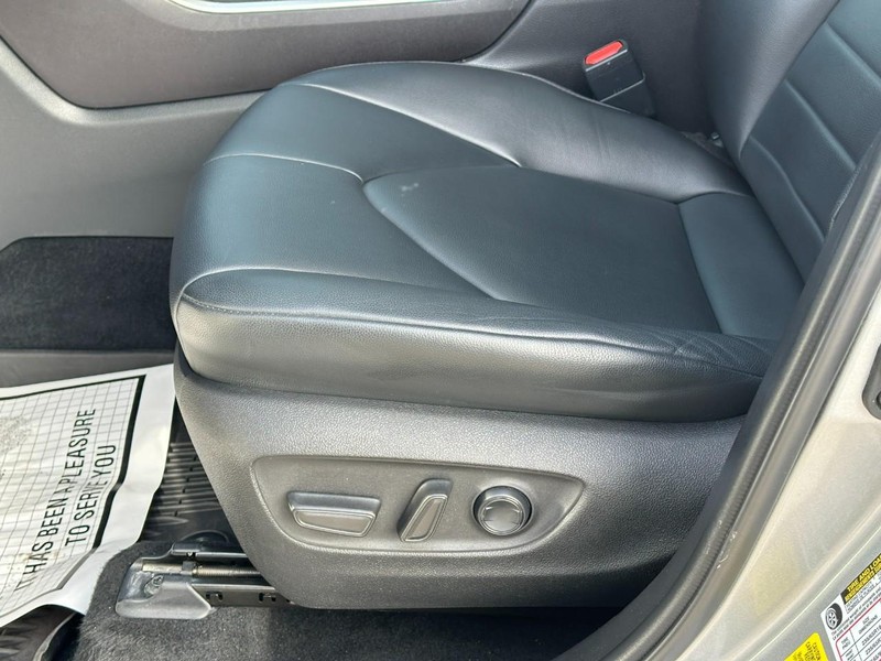 Toyota Highlander Vehicle Full-screen Gallery Image 21