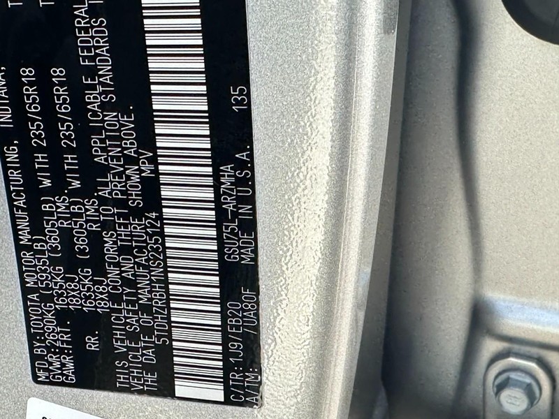 Toyota Highlander Vehicle Full-screen Gallery Image 28