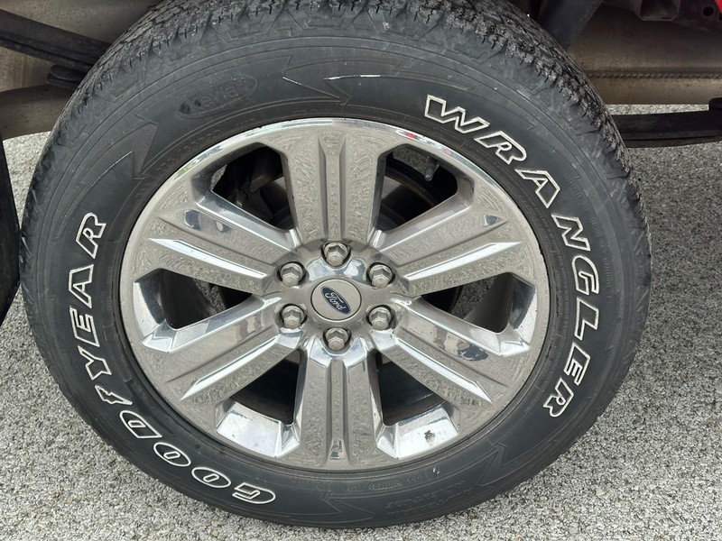 Ford F-150 Vehicle Full-screen Gallery Image 7