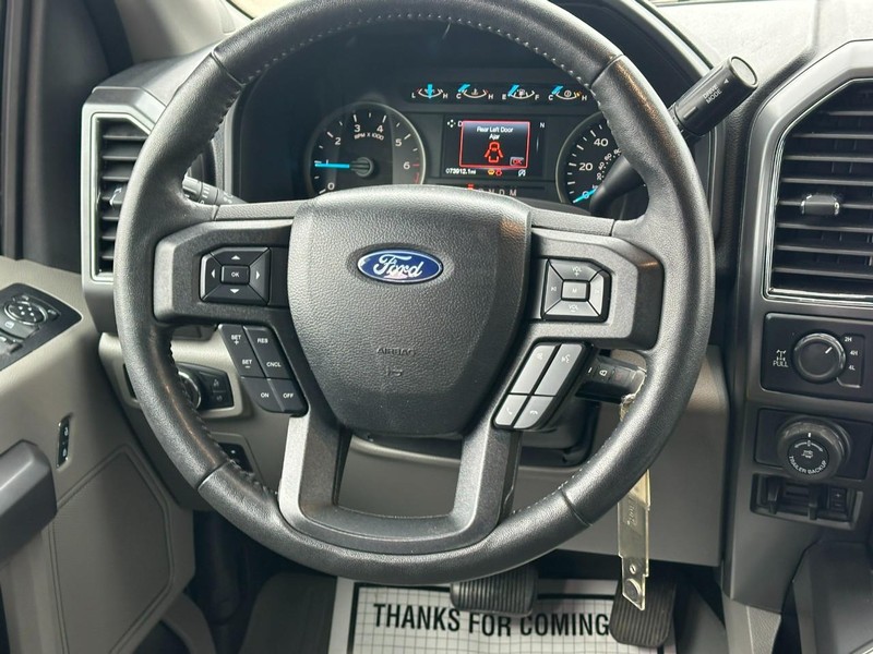 Ford F-150 Vehicle Full-screen Gallery Image 12