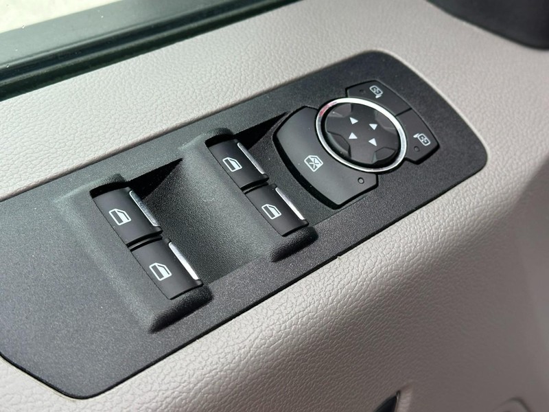 Ford F-150 Vehicle Full-screen Gallery Image 16