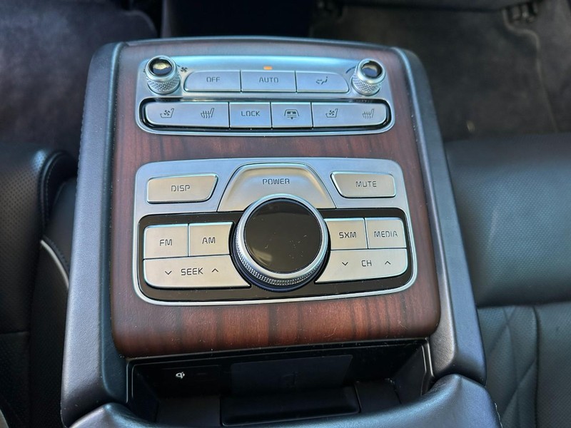 Kia K900 Vehicle Full-screen Gallery Image 11