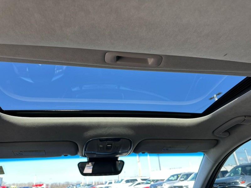 Kia K900 Vehicle Full-screen Gallery Image 12