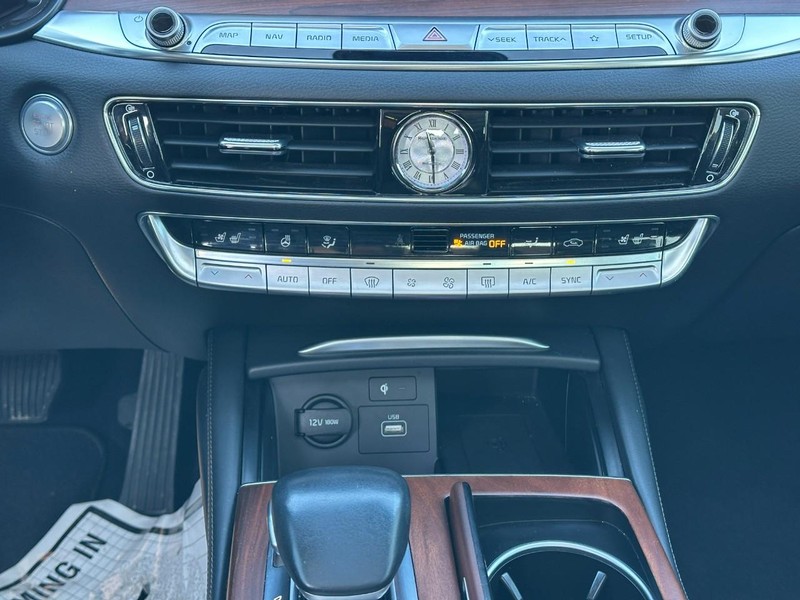 Kia K900 Vehicle Full-screen Gallery Image 16