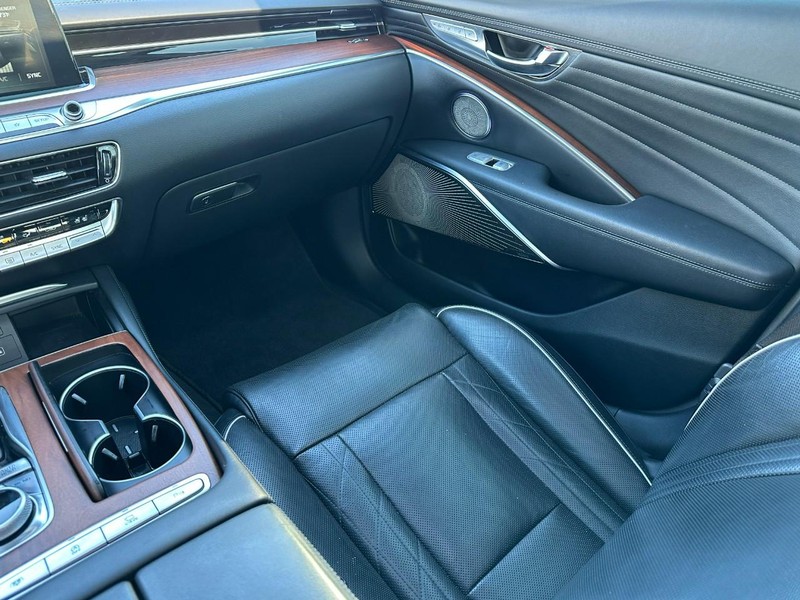 Kia K900 Vehicle Full-screen Gallery Image 18