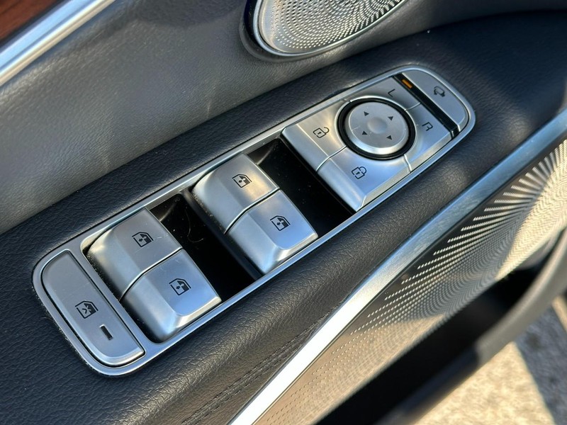 Kia K900 Vehicle Full-screen Gallery Image 19