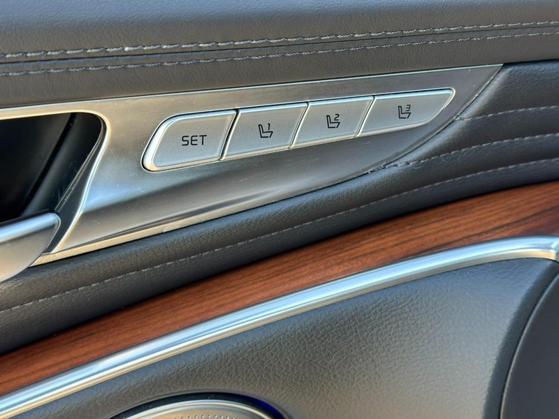 Kia K900 Vehicle Full-screen Gallery Image 20