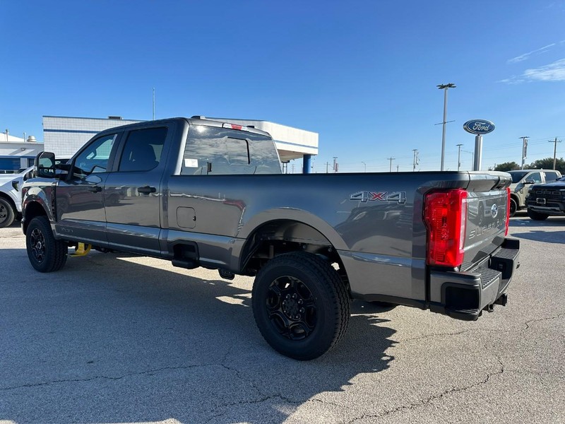 Ford Super Duty F-250 SRW Vehicle Full-screen Gallery Image 3