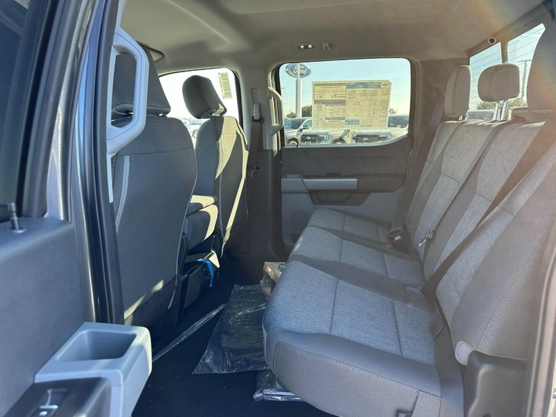 Ford Super Duty F-250 SRW Vehicle Full-screen Gallery Image 4