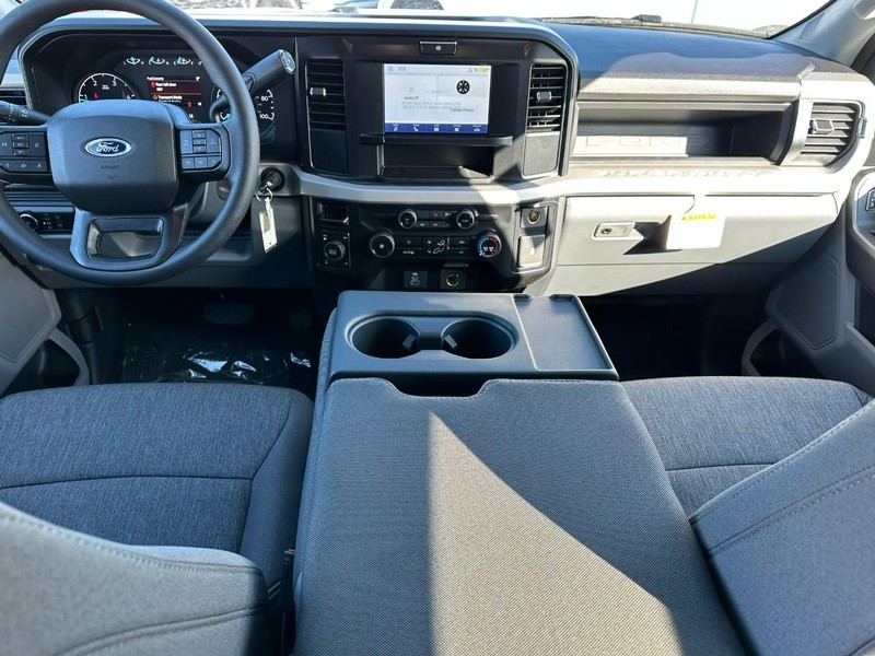 Ford Super Duty F-250 SRW Vehicle Full-screen Gallery Image 5