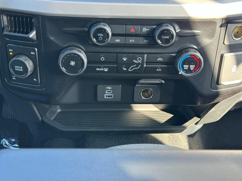 Ford Super Duty F-250 SRW Vehicle Full-screen Gallery Image 8