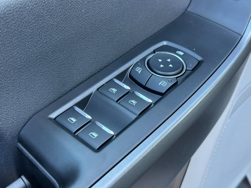 Ford Super Duty F-250 SRW Vehicle Full-screen Gallery Image 9