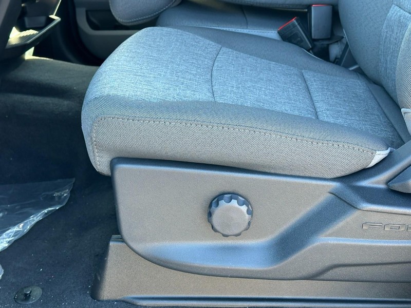 Ford Super Duty F-250 SRW Vehicle Full-screen Gallery Image 10