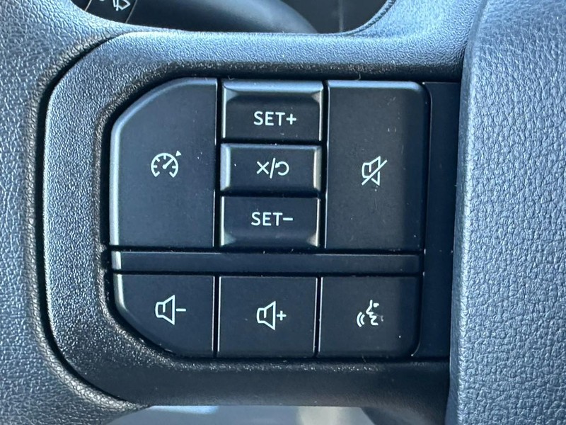 Ford Super Duty F-250 SRW Vehicle Full-screen Gallery Image 11