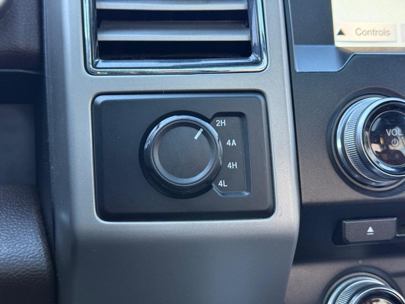 Ford F-150 Vehicle Full-screen Gallery Image 17