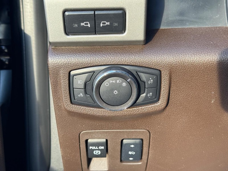 Ford F-150 Vehicle Full-screen Gallery Image 24