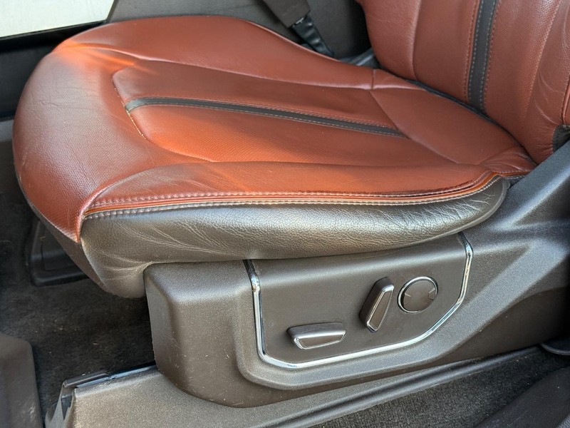 Ford F-150 Vehicle Full-screen Gallery Image 26