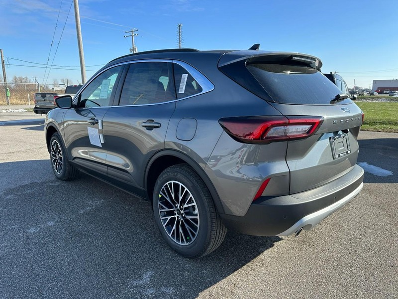 Ford Escape Vehicle Full-screen Gallery Image 3