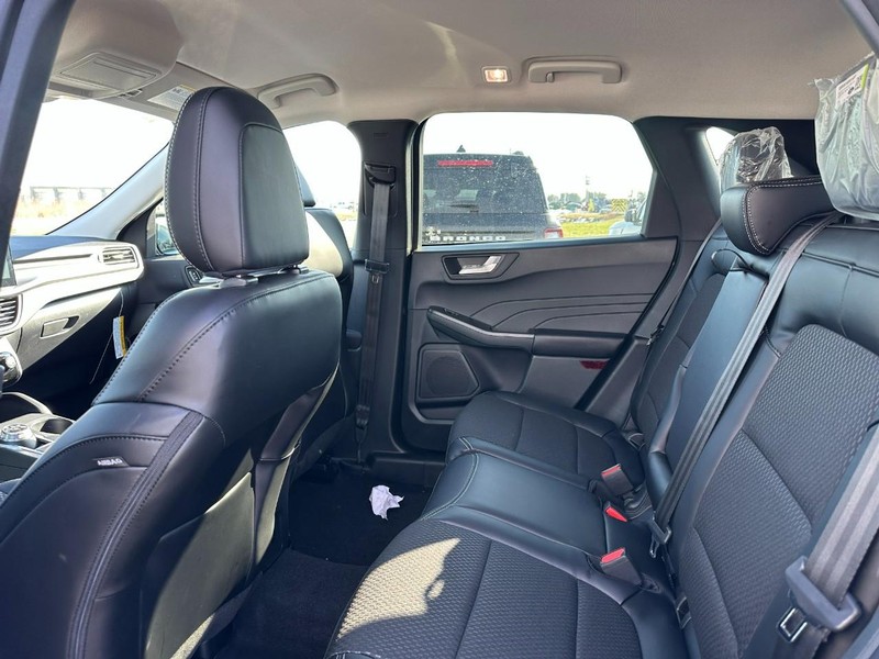 Ford Escape Vehicle Full-screen Gallery Image 4