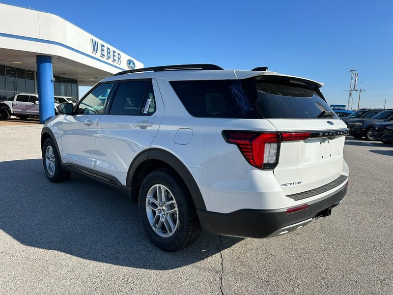 Ford Explorer Vehicle Full-screen Gallery Image 3