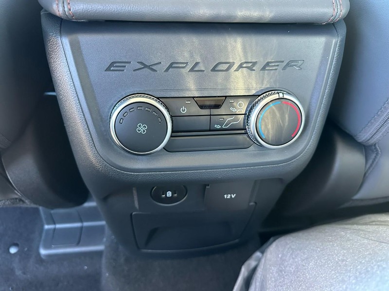 Ford Explorer Vehicle Full-screen Gallery Image 6