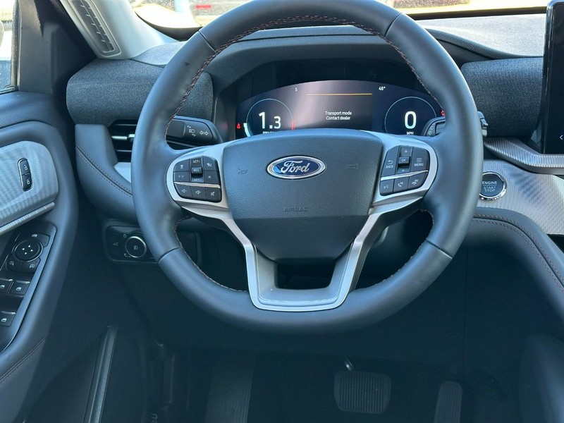 Ford Explorer Vehicle Full-screen Gallery Image 8