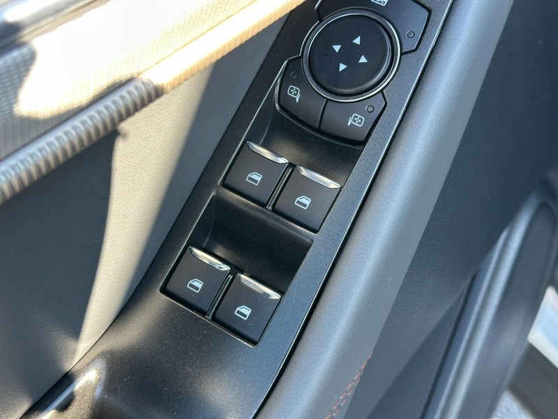 Ford Explorer Vehicle Full-screen Gallery Image 11